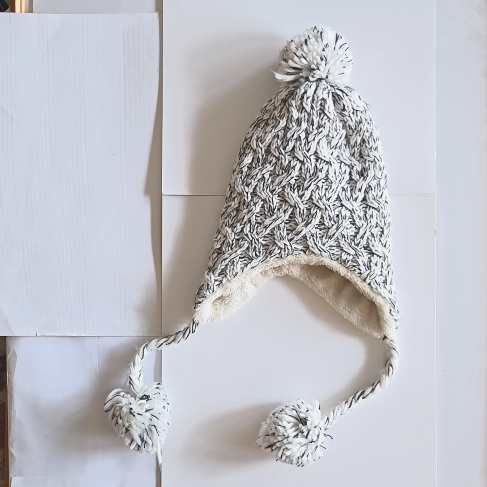 Bass knitted, beanie with sherpa lining and tassels with poms